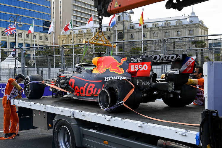 Nicht nur der beschädigte linke Hinterreifen von Max Verstappen wurde von den Pirelli-Ingenieuren eingehend untersucht