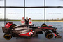 Der neue McLaren MP4-28 (hinten Button, Whitmarsh, Pérez)