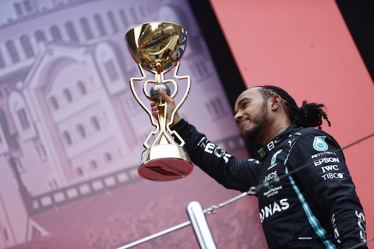 Und noch ein Pokal für Lewis Hamilton
