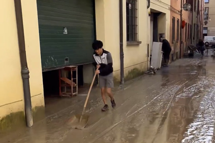 Yuki Tsunoda hilft in Faenza tatkräftig mit, die Unwetter-Schäden zu beseitigen