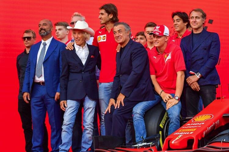Ivan Capelli (links, im blauen Anzug) beim grossen Ferrari-Treffen 2019 in Mailand