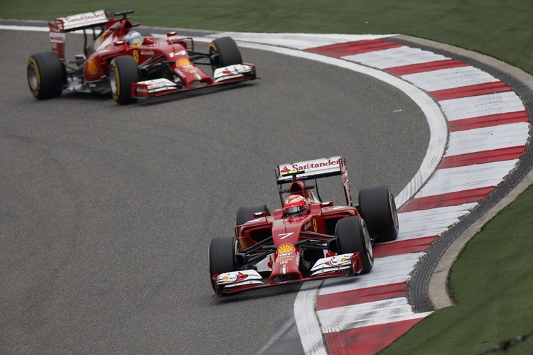 Kimi Räikkönen hat seinen Teamkollenge Fernando Alonso im Schlepptau