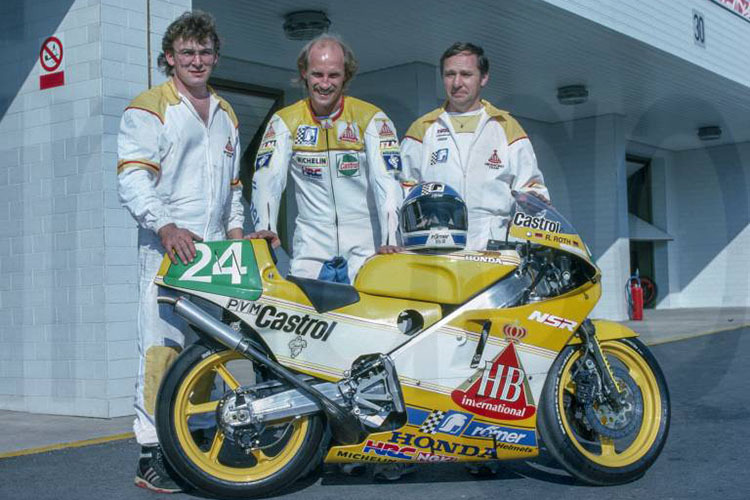 Reinhold Roth mit Mechaniker Klaus Beinhofer (links) und Cheftechniker Sepp Schlögl 1987