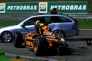 Brasilien 2002: Enrique Bernoldi in Schwierigkeiten, hinten naht das Medical-Car mit Alex Ribeiro)