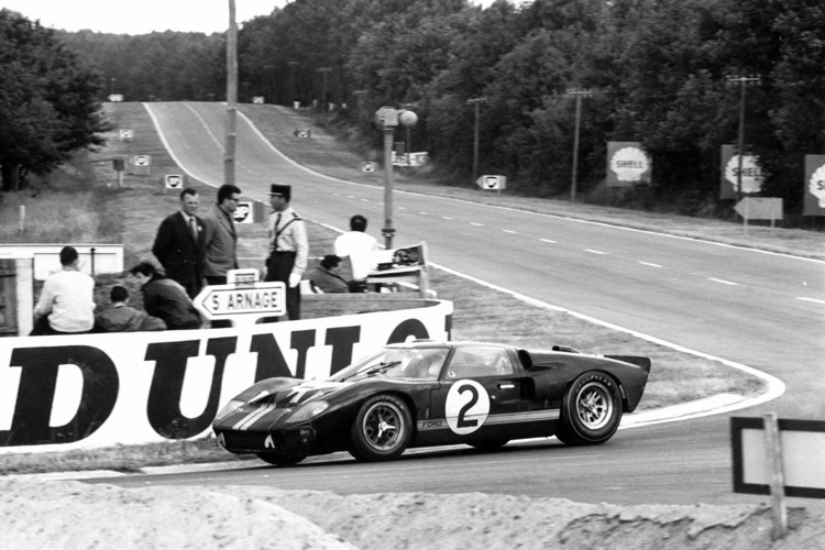 McLaren und Amon 1966 im Ford GT Mk II auf dem Weg zum ersten Ford Le-Mans-Sieg