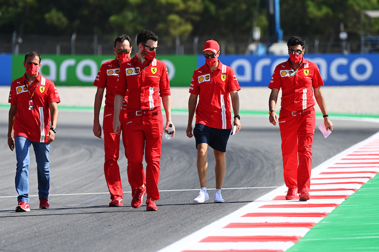 Sebastian Vettel (Zweiter von rechts) und seine Jungs bei der Pistenbesichtigung in Spanien