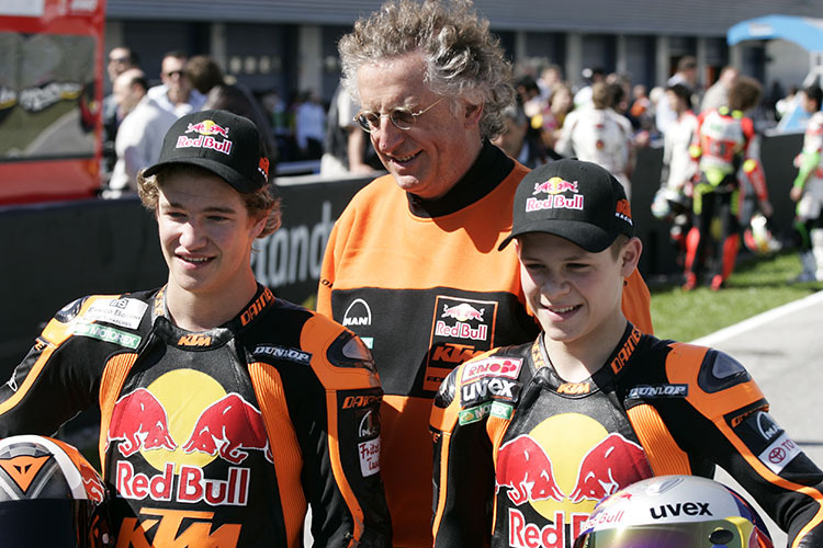 Dieter Stappert 2006 mit den KTM-125-WM-Junioren Ranseder (links) und Bradl