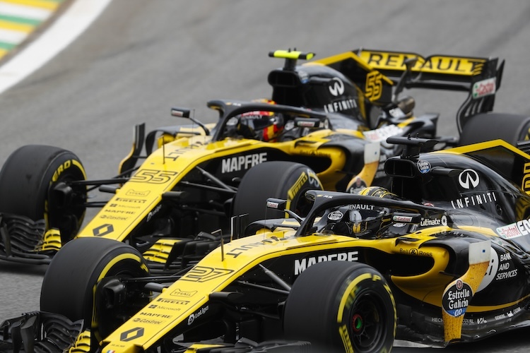 Nico Hulkenberg (vorne) und Carlos Sainz mit ihren Renault in Brasilien 2018