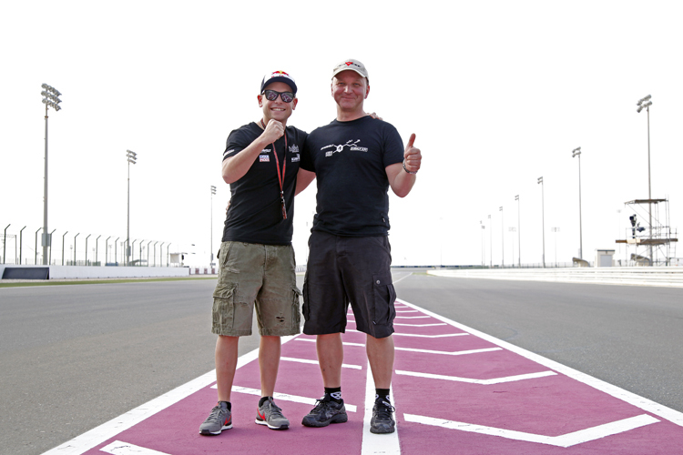 Zuversicht: Sandro Cortese und Jürgen Lingg auf dem Losail International Circuit
