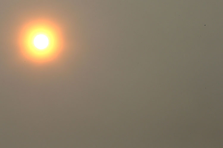 Das Licht der Sonne über dem Sepang International Circuit wird durch eine dicke Smog-Schicht gedämpft