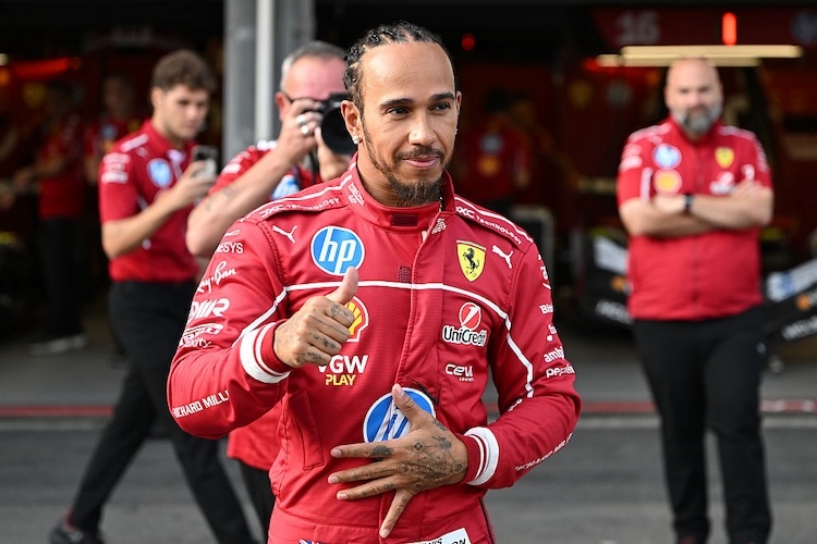 Endlich wieder was zu lachen: Lewis Hamilton in Baku