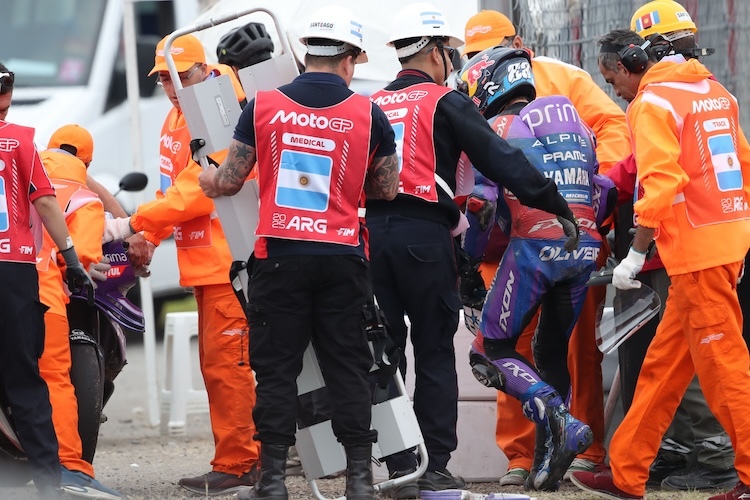 Nach seinem Sturz im Sprint in Las Termas halfen Streckenposten Miguel Oliveira beim Verlassen der Strecke. Der Portugiese fällt seitdem aus