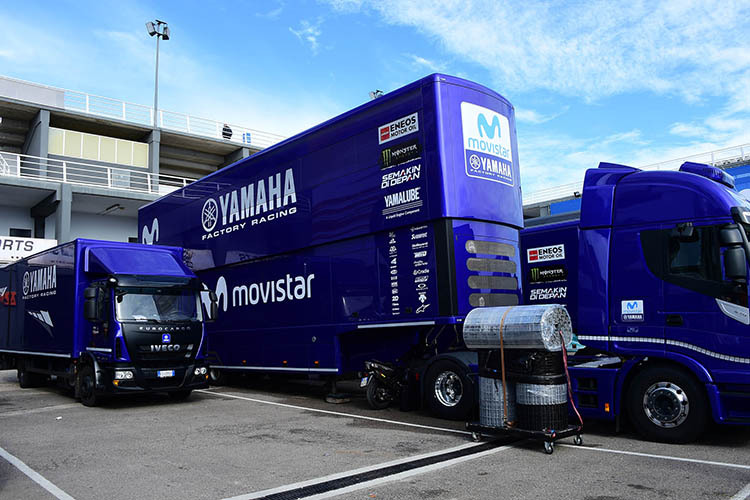 Links: Der unauffällige Truck des Yamaha-Testteams