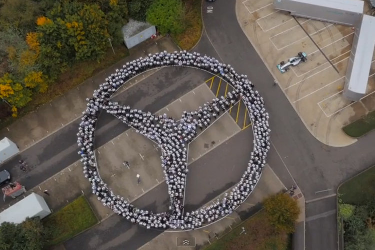 Dieses Gruppenbild zeigt klar: Hinter dem Team-Erfolg von Mercedes stehen ganz viele Menschen