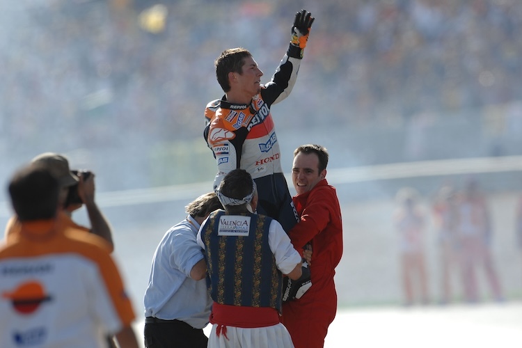 Valencia 2006. Nach einem dramatischen Finale gegen Valentino Rossi feierte ein überwältigter Nicky Hayden die Krone des Motorrad-Rennsports