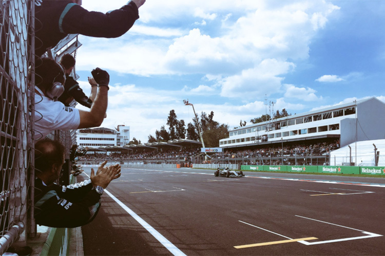 Mercedes feiert Rang 2 von Nico Rosberg