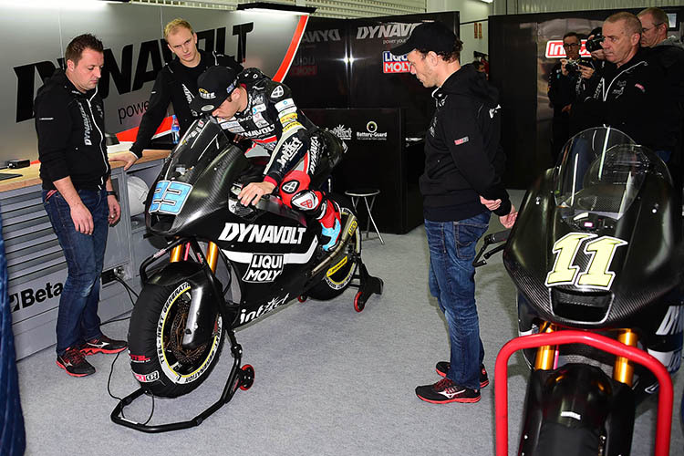 Die Suter-Bikes von Sandro Cortese und Marcel Schrötter in der Box des Teams Dynavolt Intact GP