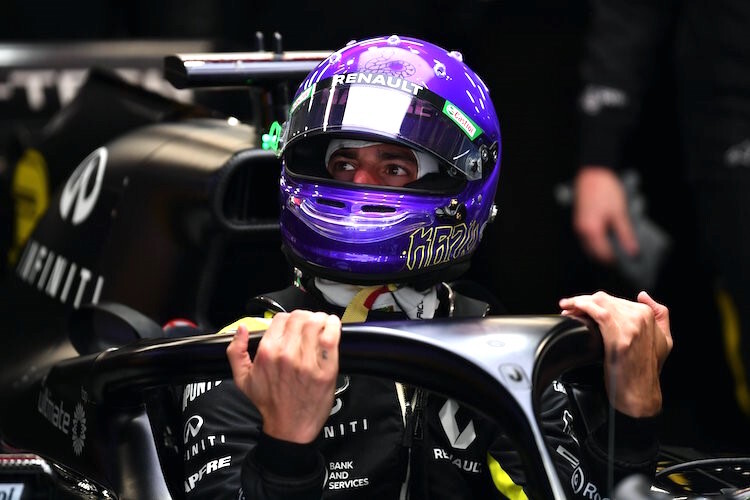 Ricciardo mit dem Helm bei den F1-Tests