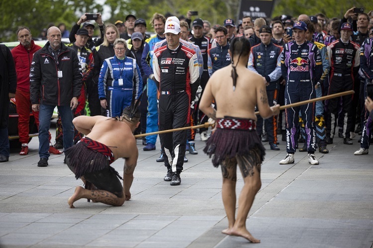 Die neuseeländischen Ureinwohner Maori begrüßen die Teilnehmer
