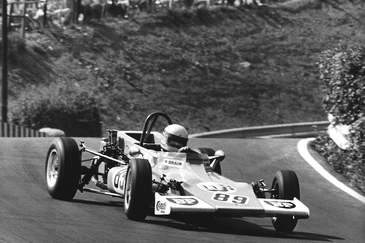 Der Autor im WR-Kaimann Super V GPD 1971 an der  Breidscheid-Bru¨cke: Platz 4 und zweitschnellste Rennrunde 