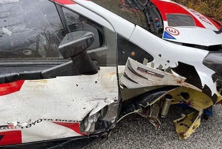 Der etwas lädierte Toyota Yaris WRC von Kalle Rovanperä