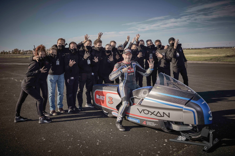 Das Voxan-Team und Max Biaggi zeigen es an: Die 400 km/h wurden geknackt