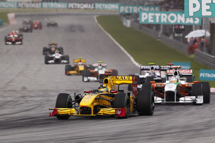 Sutil (Force India) kämpft mit Kubica (Renault)