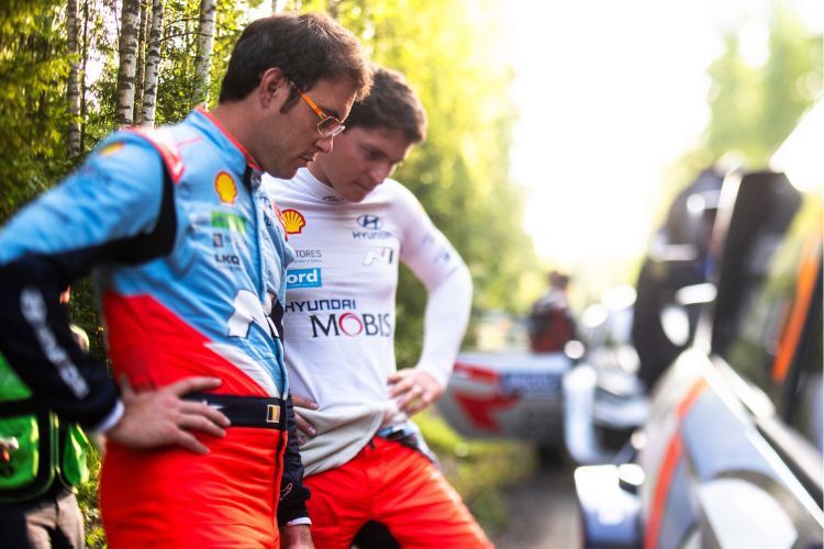 Thierry Neuville und Adrien Fourmaux können es nicht fassen: Reifenschäden in der gleichen WP kosten die Top 3-Positionen