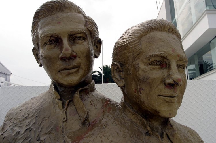 Im Autódromo gibt es eine Statue der Hermanos Rodríguez