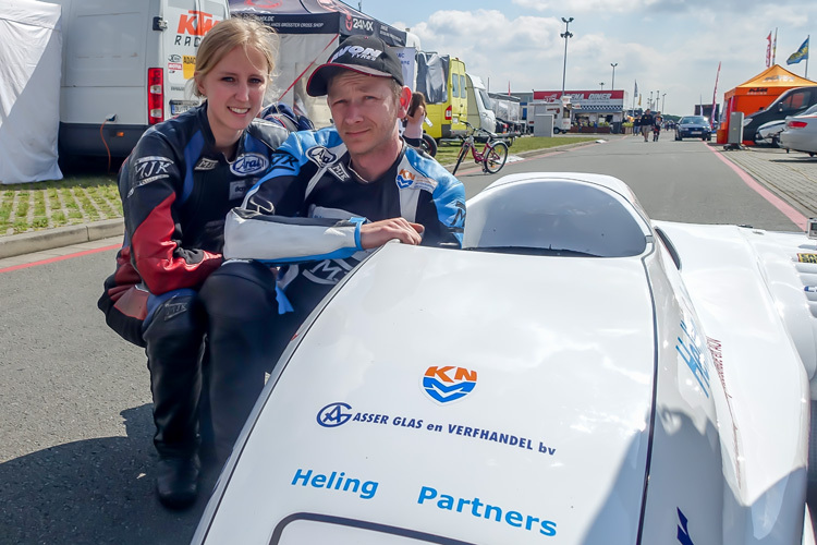 Ilse de Haas und Bennie Streuer steuern beide ein Sidecar