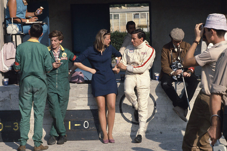 Jim Clark bietet in Monza 1967 charmant von seinem Eis an