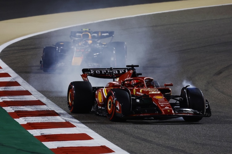 Rauchzeichen und viel Ärger: Charles Leclerc hatte im Bahrain-GP am Steuer seines Ferrari kein leichtes Spiel