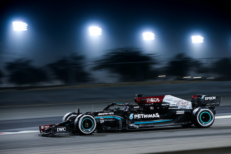 Lewis Hamilton bestreitet den Testabschluss für Mercedes