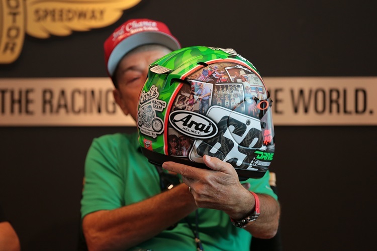 Nicky Haydens Vater mit dem Indy-Helm