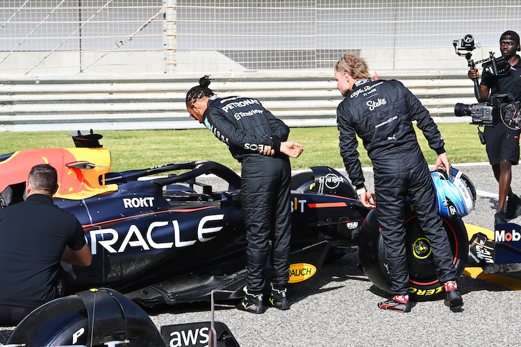 Lewis Hamilton und Valtteri Bottas interessieren sich für das Auto von Max Verstappen