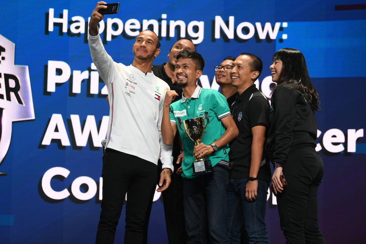 Die Petronas-Mitarbeiter hatten viel Freude am Besuch der GP-Stars