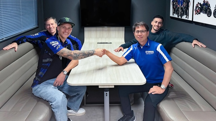 Hand drauf. Fabio Quartararo und Yamaha Racing-Boss Lin Jarvis besiegeln die Vertragsverlängerung