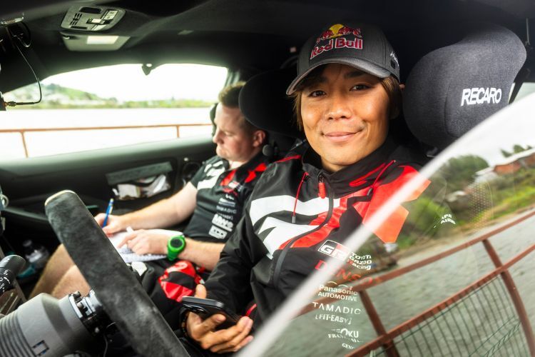 Toyota-Pilot Takamoto Katsuta fährt mit Aaron Johnston sein Heimspiel und liegt nach dem ersten Tag auf Platz drei