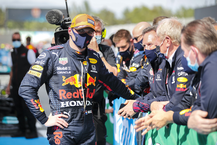 Max Verstappen mit Red Bull Racing-Teamchef Christian Horner und Red Bull-Motorsportberater Helmut Marko