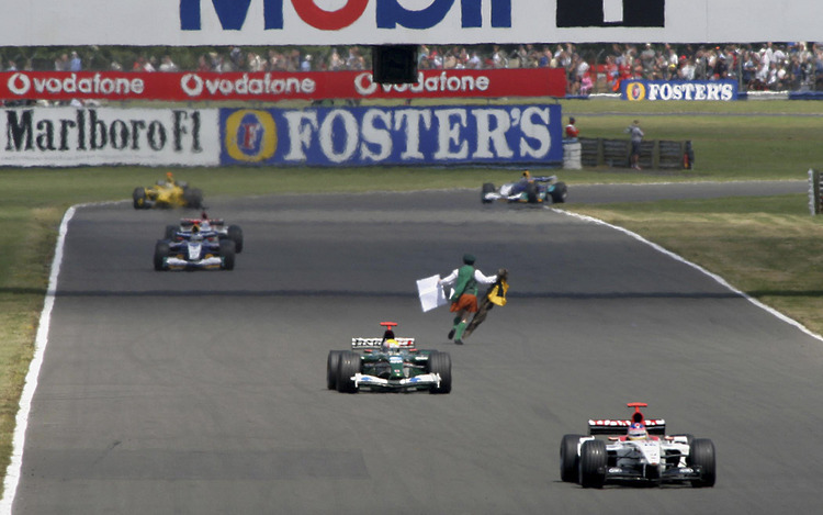 Neil Horan erschreckt in Silverstone 2003 den Jaguar-Fahrer Mark Webber