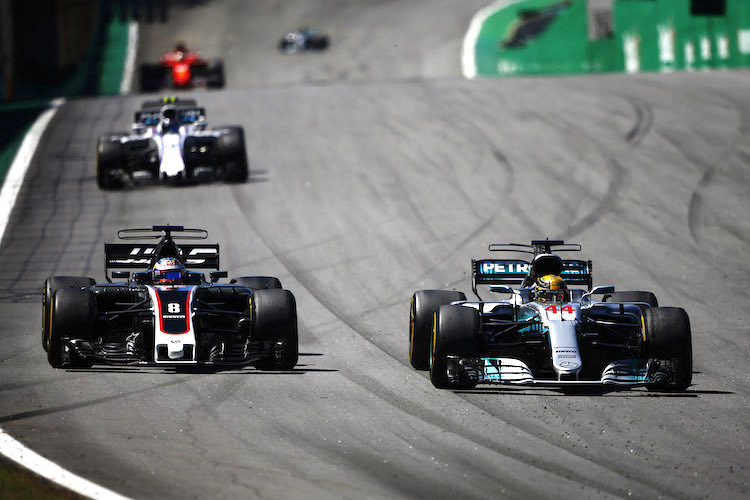 Lewis Hamilton geht im Brasilien-GP an Romain Grosjean vorbei