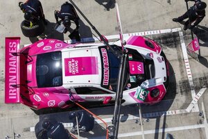 Blick von oben auf den Porsche 911 GT3 R LMGT3 der Iron Dames)