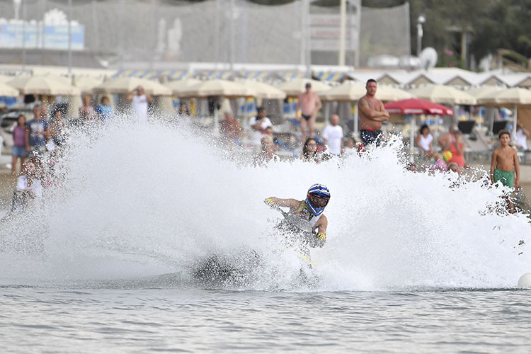 Andrea Dovizioso trug in dieser Woche bereits einen Sieg davon: beim Jet-Ski fahren