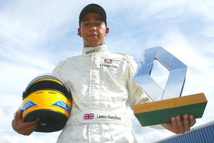 Lewis Hamilton 2003 nach seinem ersten Titelgewinn in der britischen Formel Renault