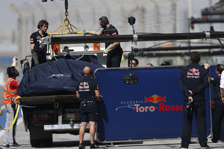 Ein typisches Bild für die Renault-Teams: Der Toro Rosso wird zurückgebracht