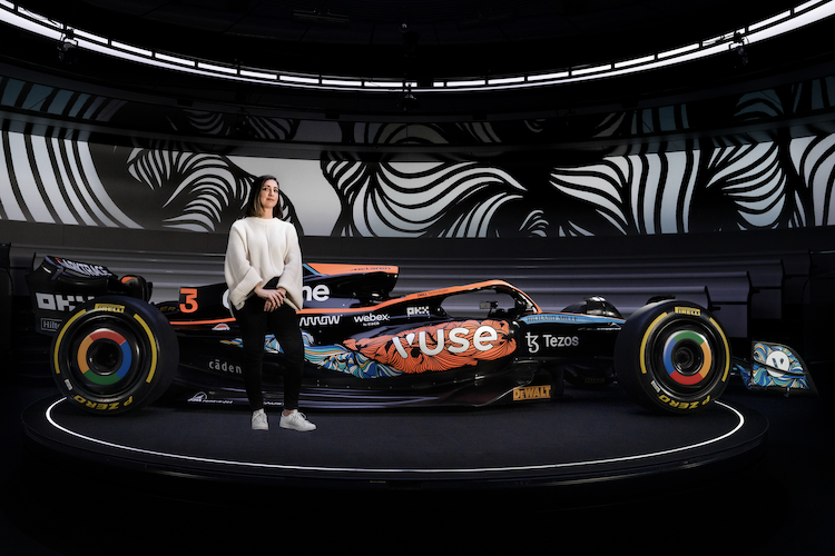 So tritt McLaren 2022 in Abu Dhabi an, links die Künstlerin Anna Tangles
