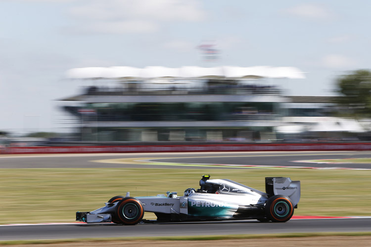 Nico Rosberg drehte im ersten freien Training auf dem Silverstone Circuit mit 1:35,474 min die schnellste Runde