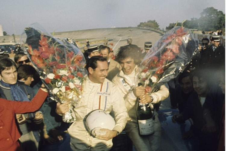 Jack Brabham und François Cevert nach ihrem Sieg in Paris 1970