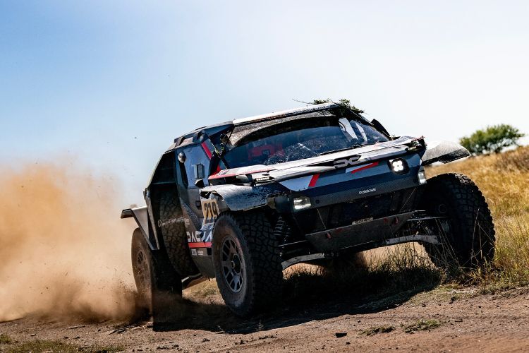 Second place - no place? Dacia Sandrider-Pilot Sebastien Loeb zeigte sich mit Platz ganz zufrieden