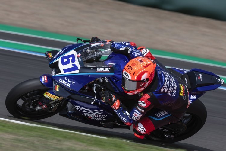 magny-cours-can-nc-mit-rauchender-yamaha-auf-pole